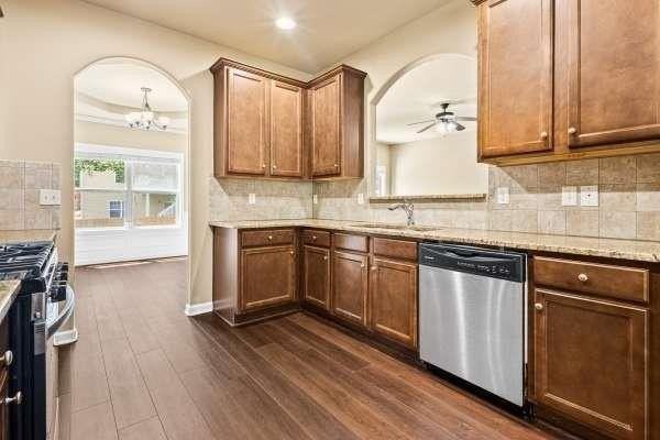 3920 Lake Manor Way - Photo 5 of 29