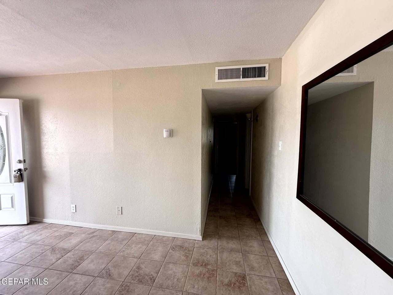 2801 Hawick Rd - Photo 3 of 31