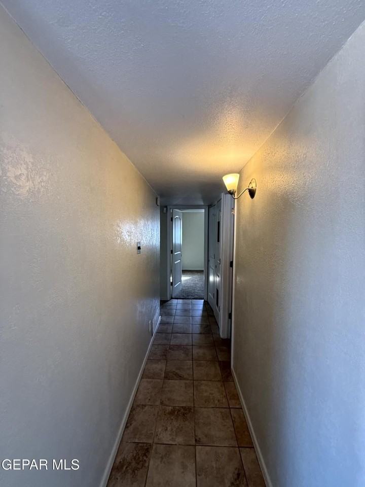 2801 Hawick Rd - Photo 4 of 31