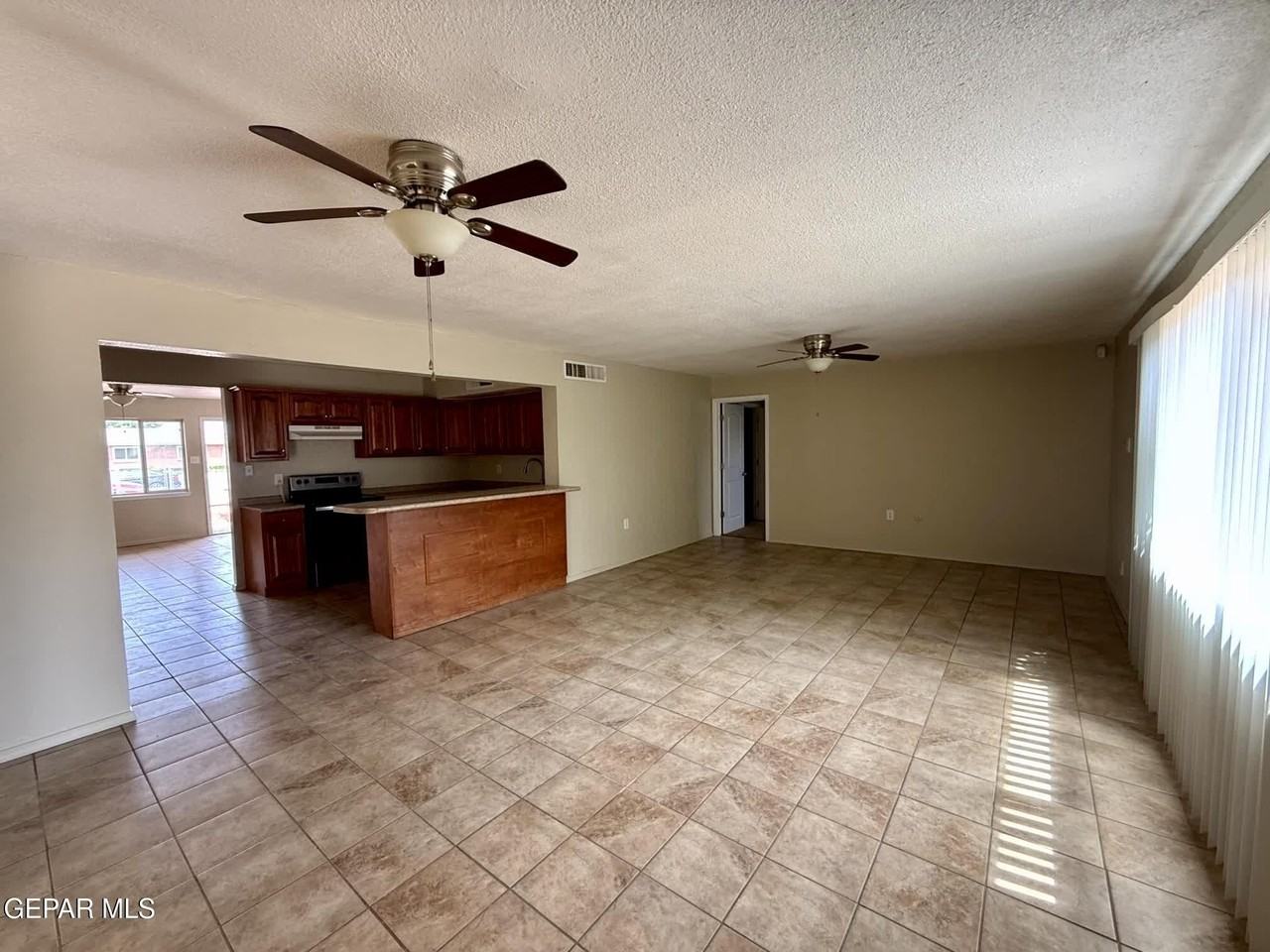 2801 Hawick Rd - Photo 5 of 31