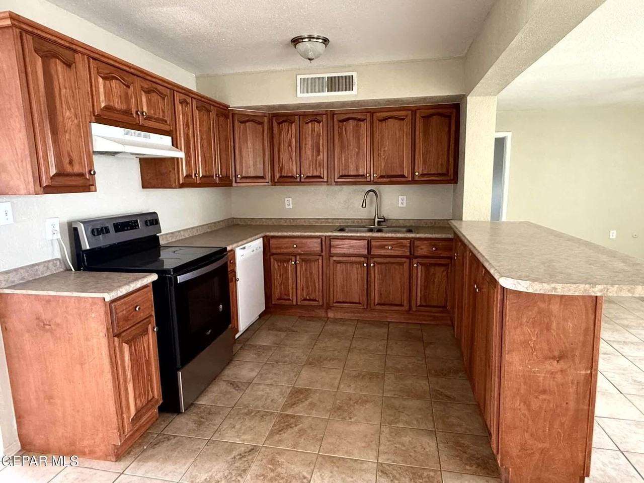 2801 Hawick Rd - Photo 6 of 31