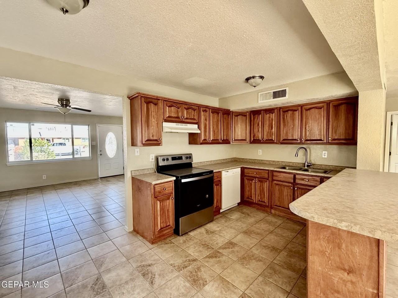 2801 Hawick Rd - Photo 7 of 31