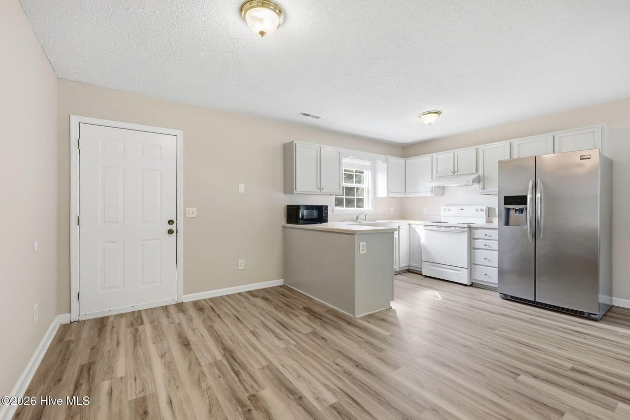 303 Louise Ave - Photo 6 of 19