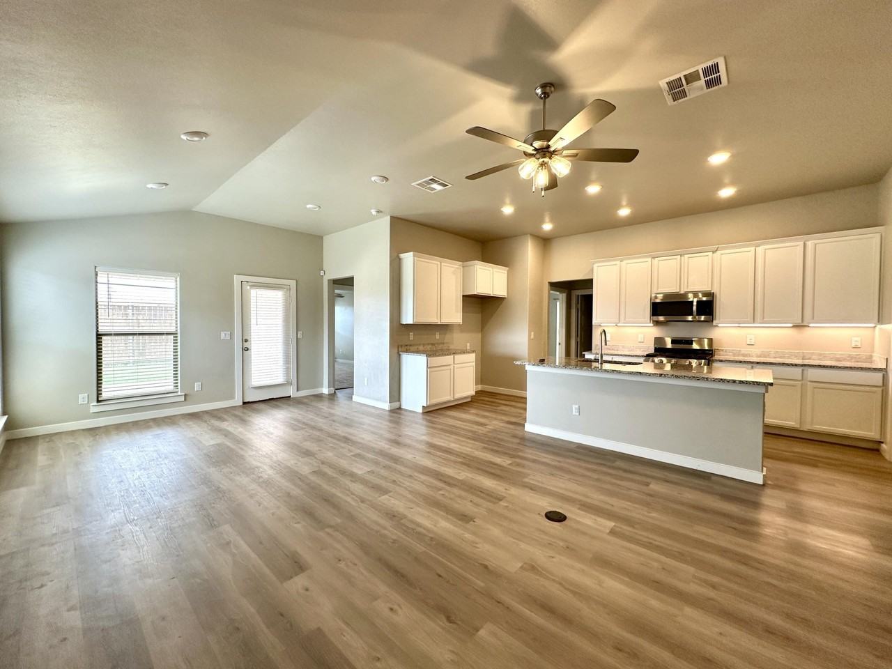 2933 Abbeville Ave - Photo 2 of 8