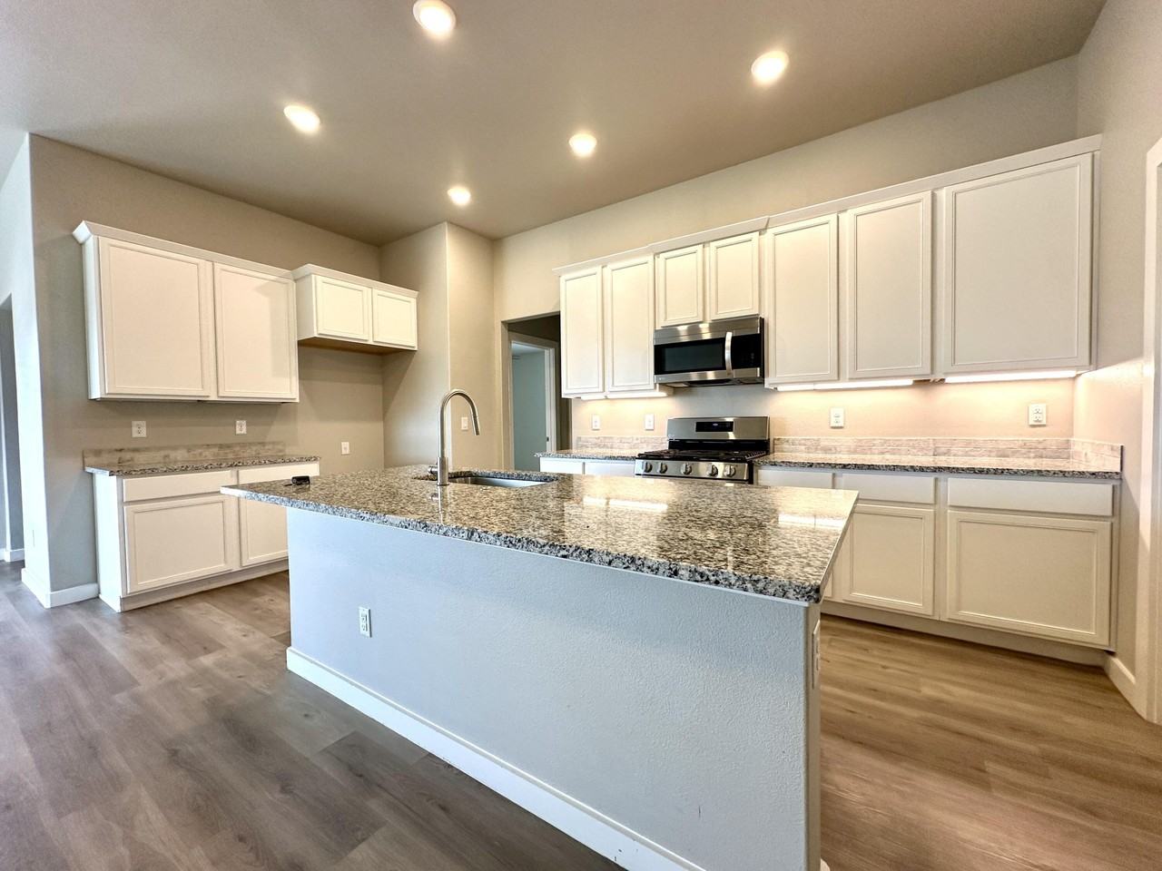 2933 Abbeville Ave - Photo 3 of 8