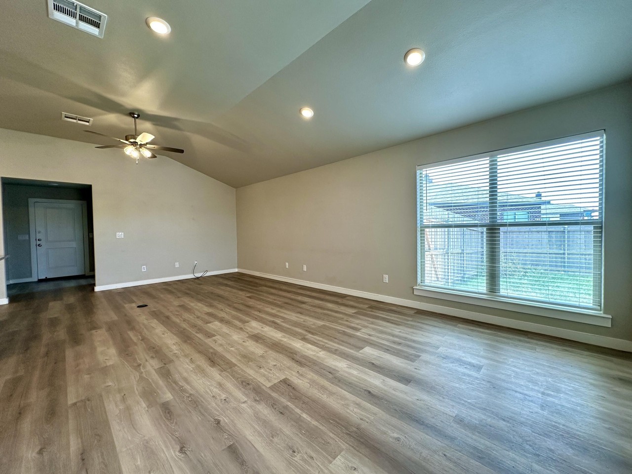 2933 Abbeville Ave - Photo 4 of 8