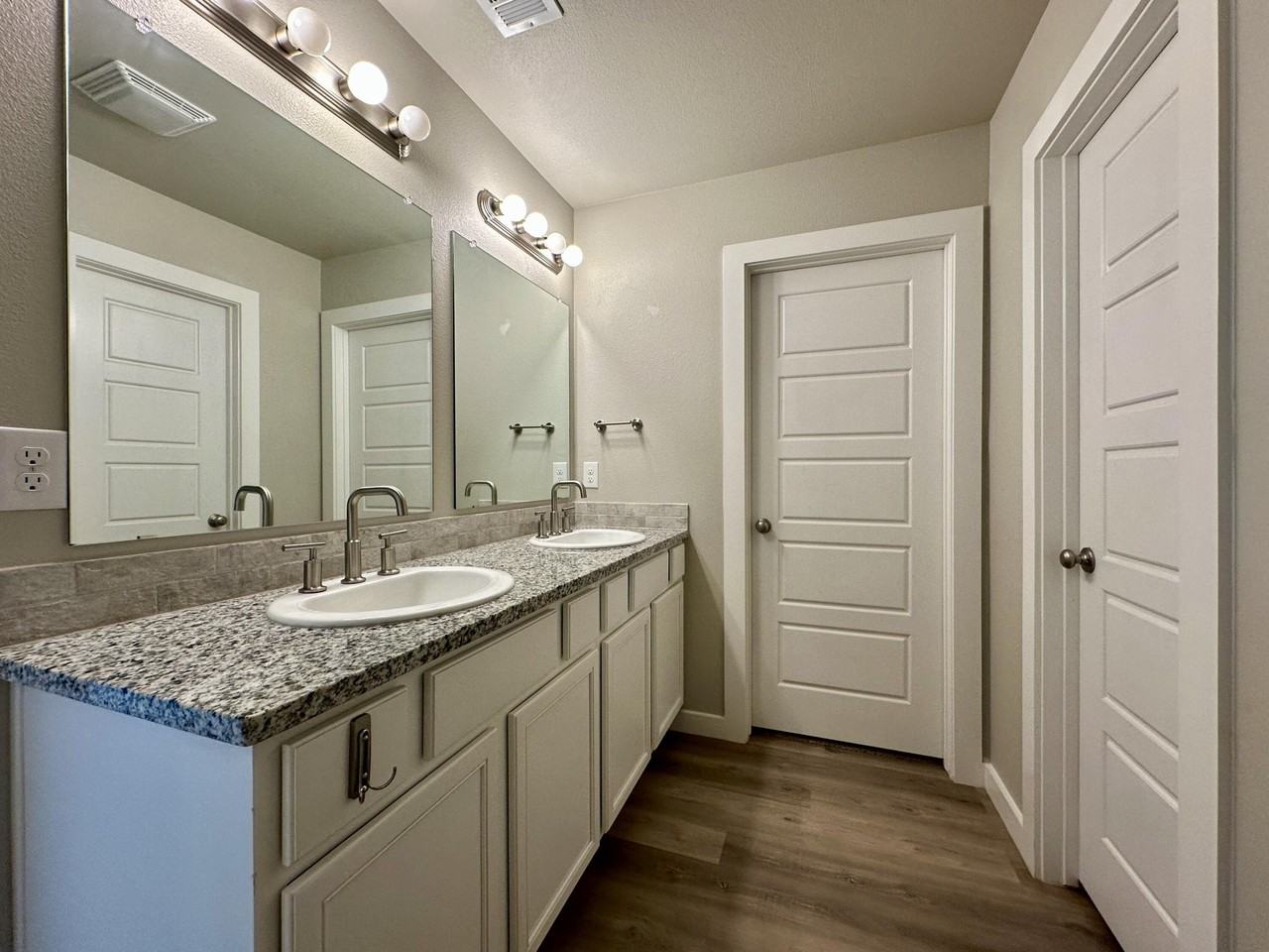 2933 Abbeville Ave - Photo 5 of 8