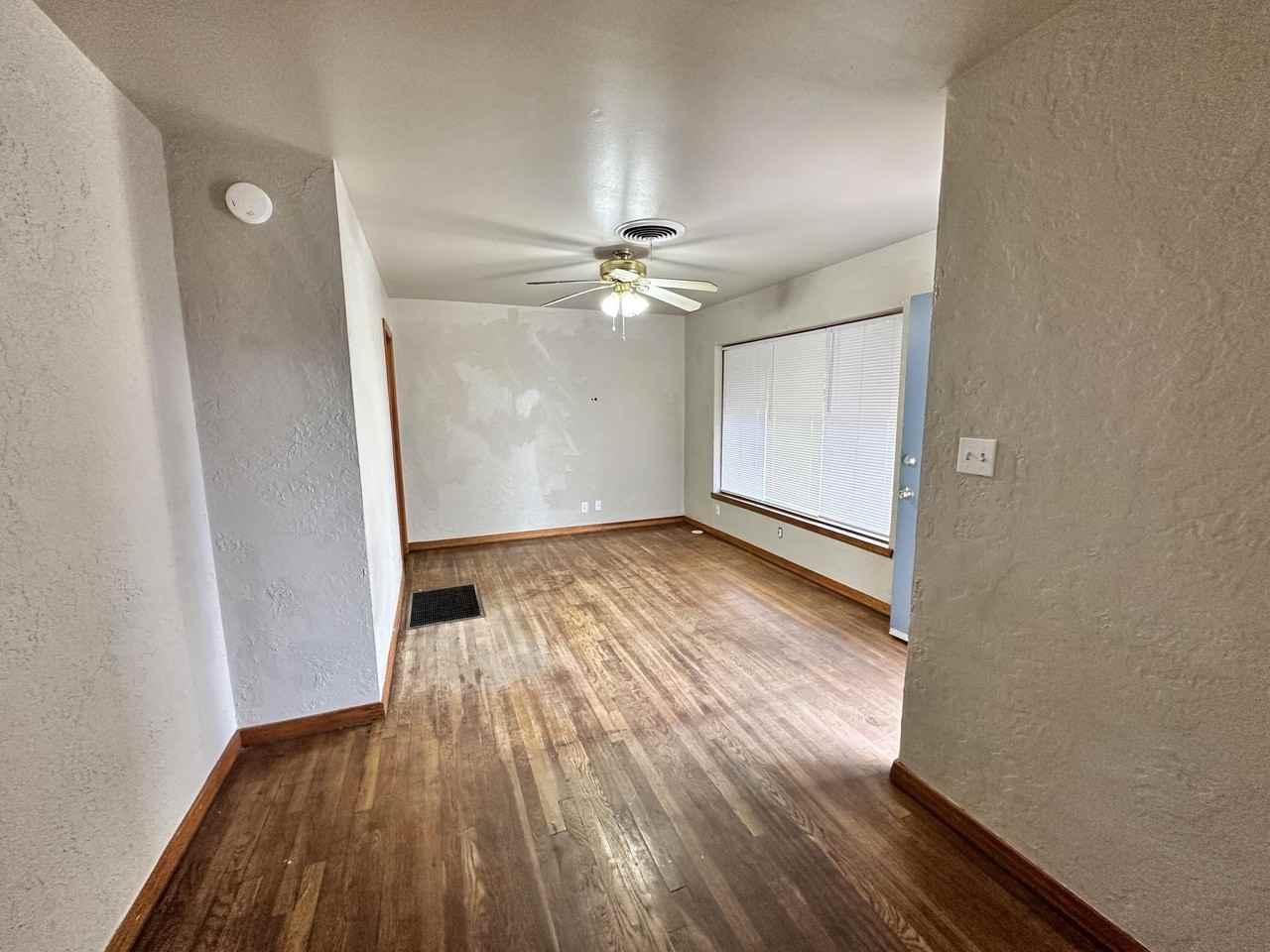1908 Currie Ln - Photo 3 of 10