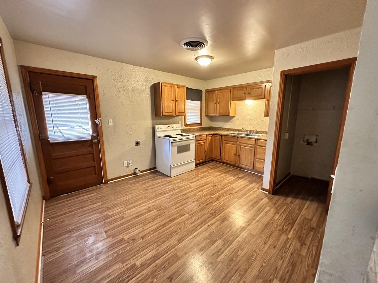 1908 Currie Ln - Photo 4 of 10
