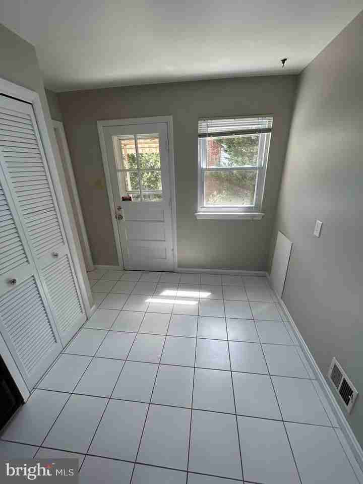1828 Youngblood St - Photo 4 of 21