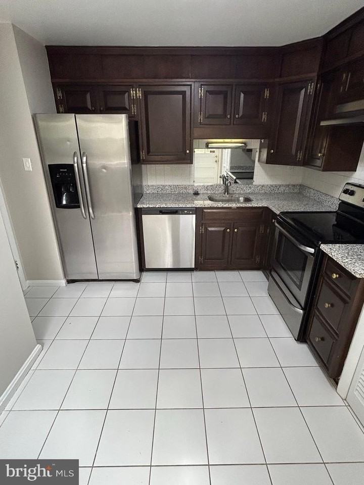 1828 Youngblood St - Photo 5 of 21