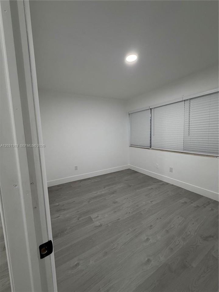 324 Surfside Blvd #7 - Photo 3 of 8