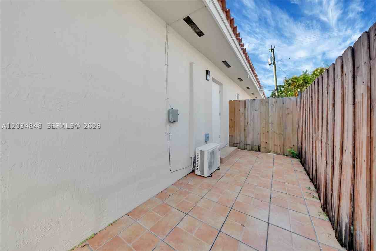 7600 Sw 19th Ter #C - Photo 7 of 8
