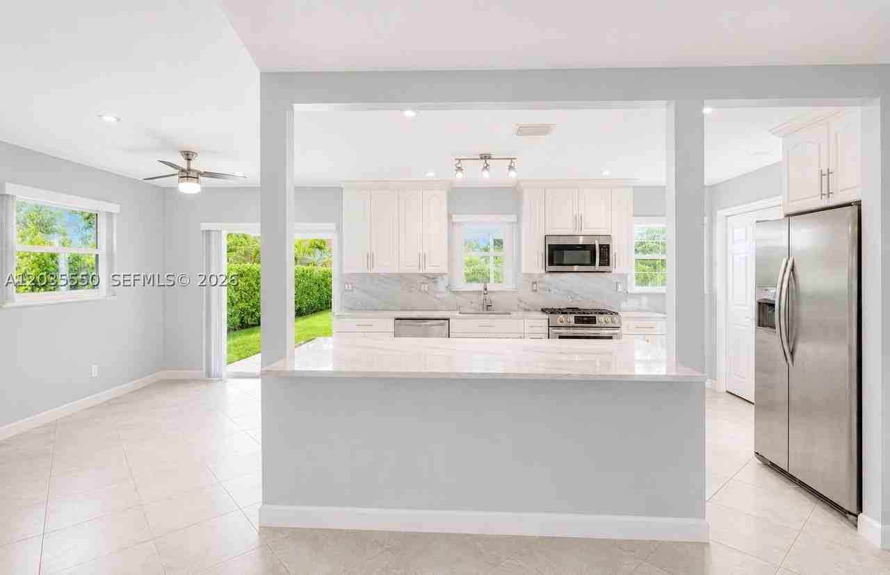 6255 Sw 62nd Ct - Photo 5 of 33