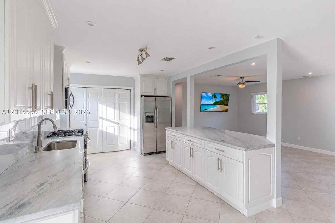 6255 Sw 62nd Ct - Photo 7 of 33