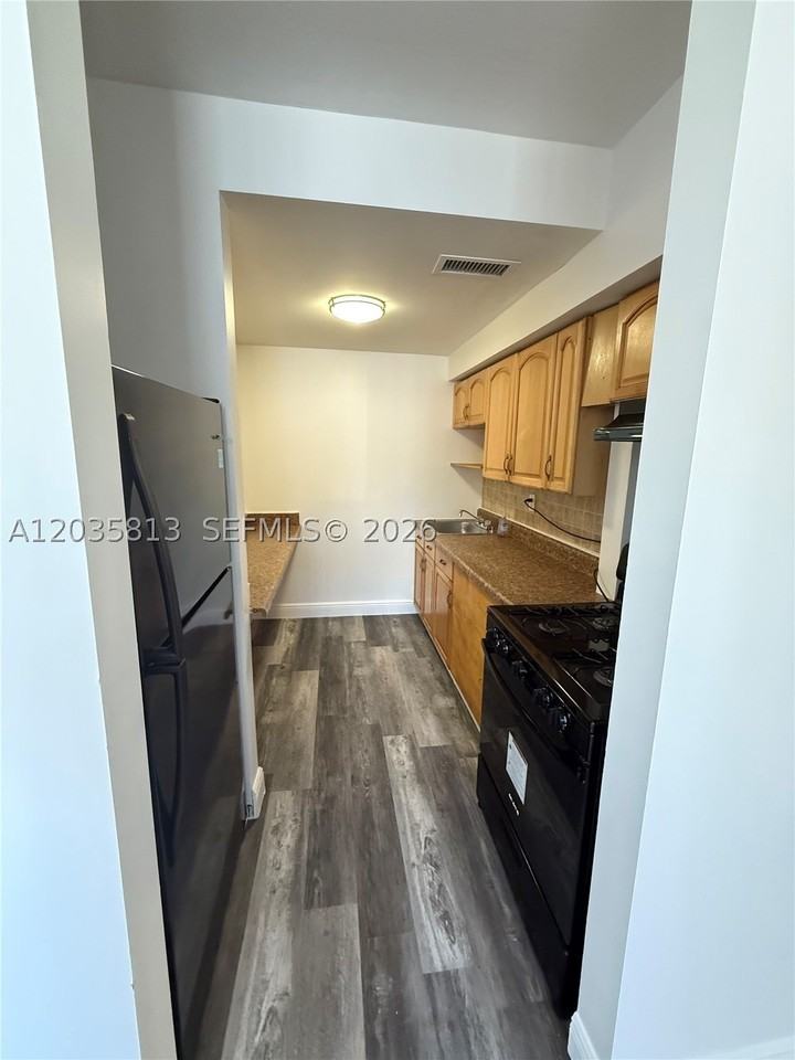 7720 Byron Ave #4 - Photo 4 of 28