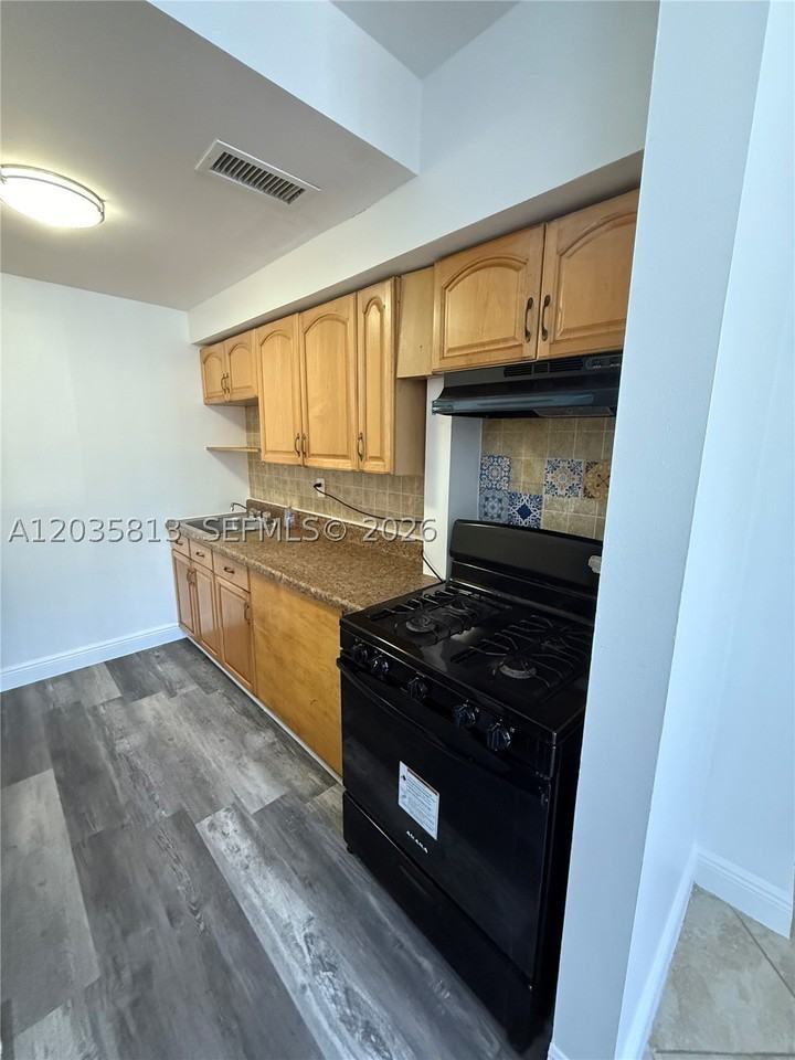 7720 Byron Ave #4 - Photo 5 of 28