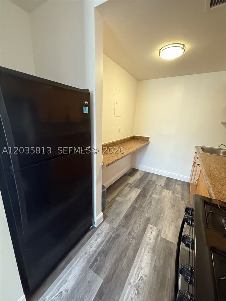 7720 Byron Ave #4 - Photo 7 of 28
