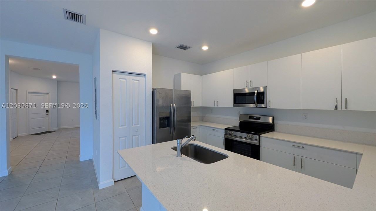 11811 Sw 247th Ter #11811 - Photo 4 of 50