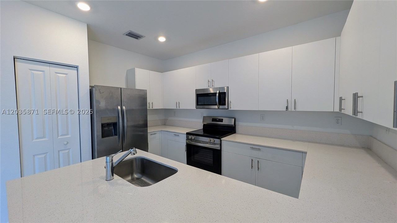 11811 Sw 247th Ter #11811 - Photo 7 of 50
