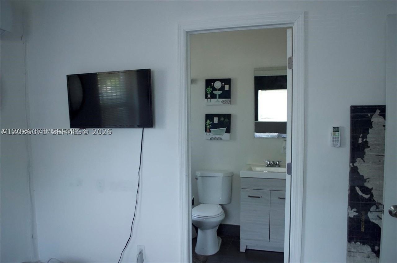 5530 N Miami Ave #2 - Photo 4 of 8
