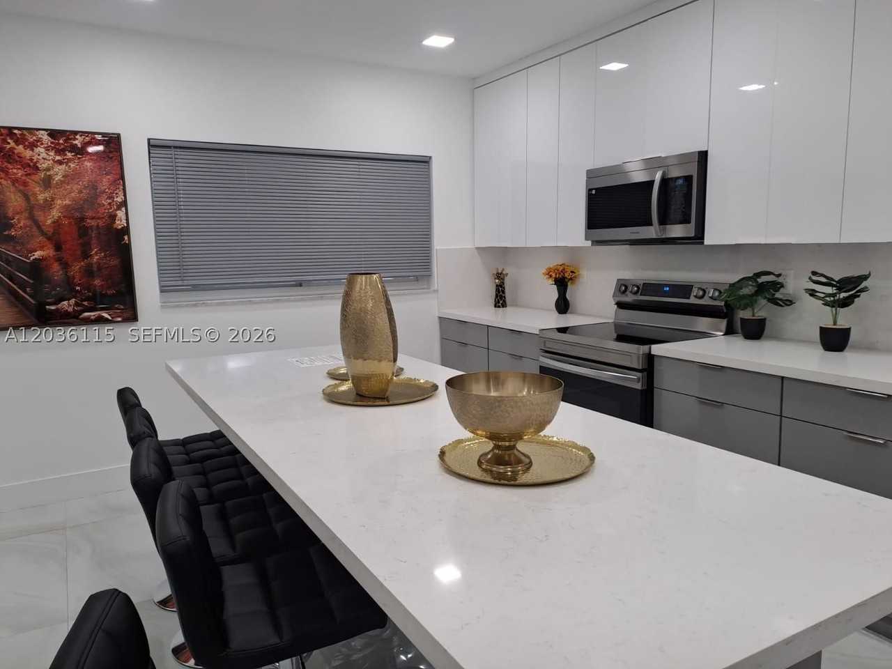 1060 Tyler St - Photo 5 of 18