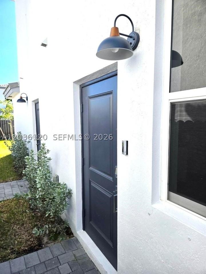 14894 Sw 163rd St - Photo 2 of 11