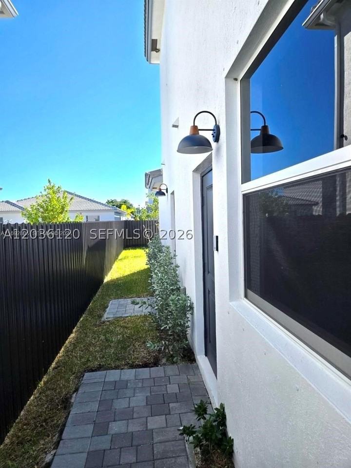 14894 Sw 163rd St - Photo 3 of 11