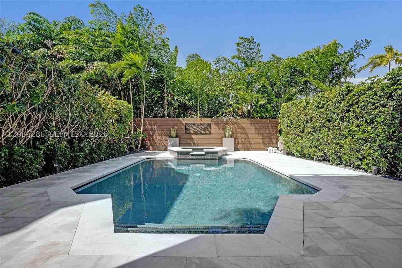453 Sw 5th Ave - Photo 4 of 50