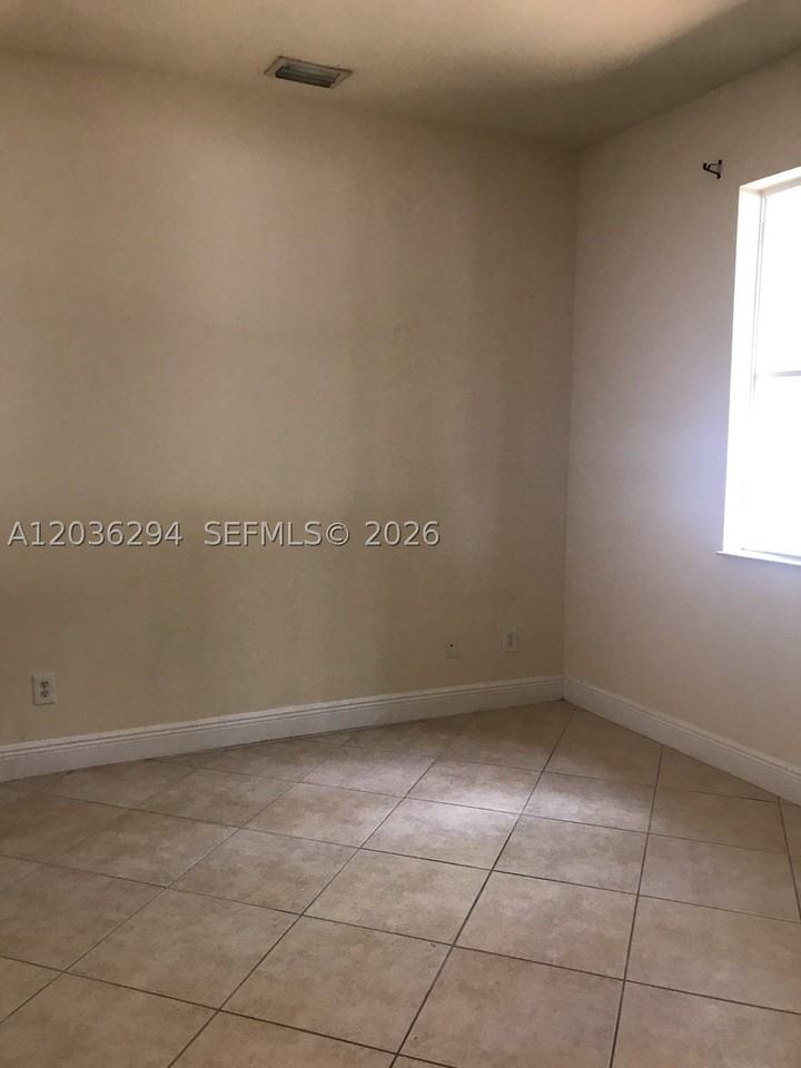4 Sw 16th Ave - Photo 5 of 7