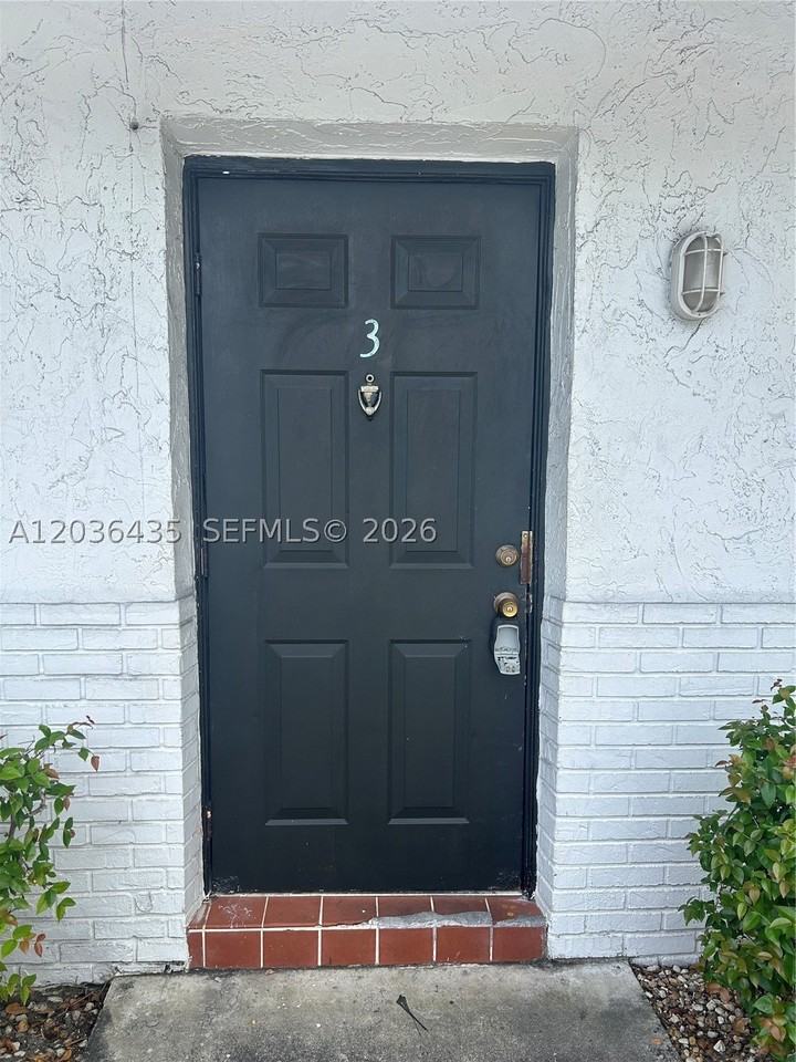 1045 N Andrews Ave #3