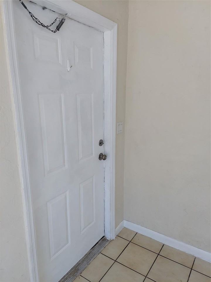 1829 N Dixie Hwy - Photo 3 of 4