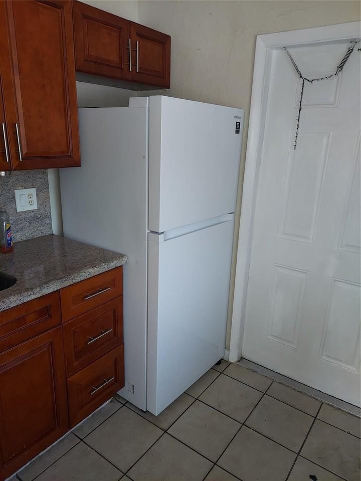 1829 N Dixie Hwy - Photo 4 of 4