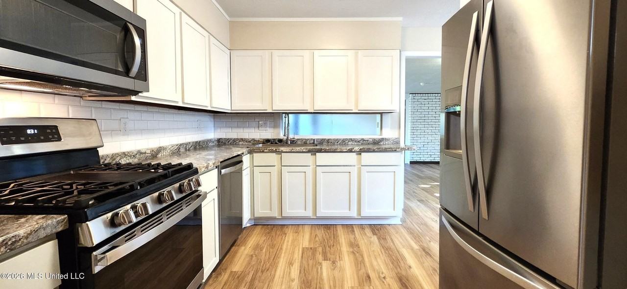1917 Stuart Ave - Photo 4 of 18