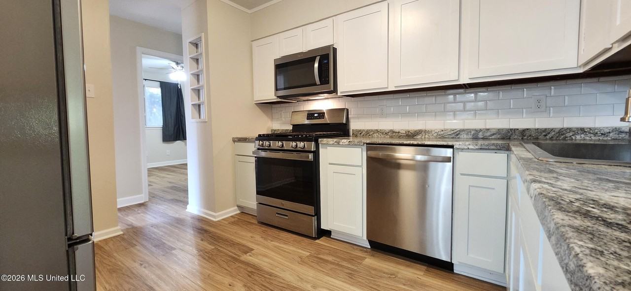 1917 Stuart Ave - Photo 5 of 18