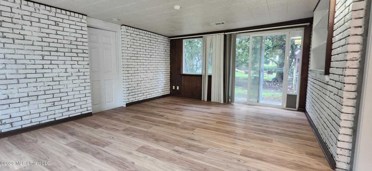 1917 Stuart Ave - Photo 6 of 18