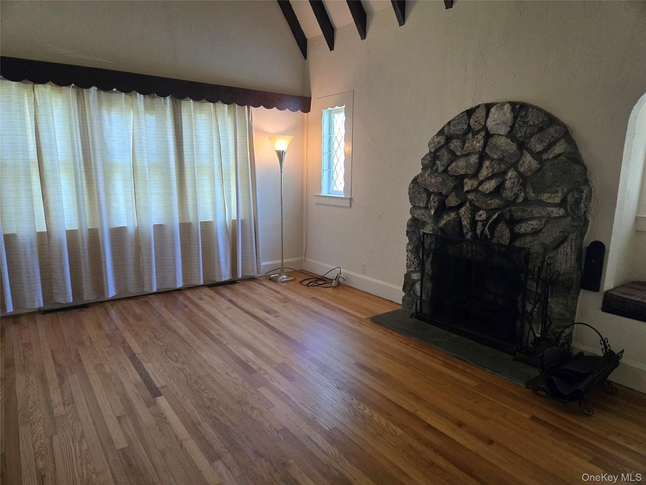 160 Glengariff Rd - Photo 3 of 13