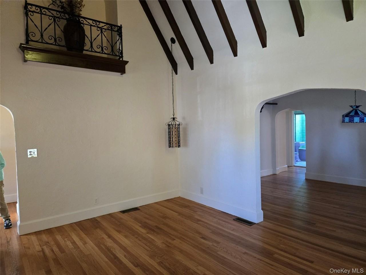 160 Glengariff Rd - Photo 4 of 13