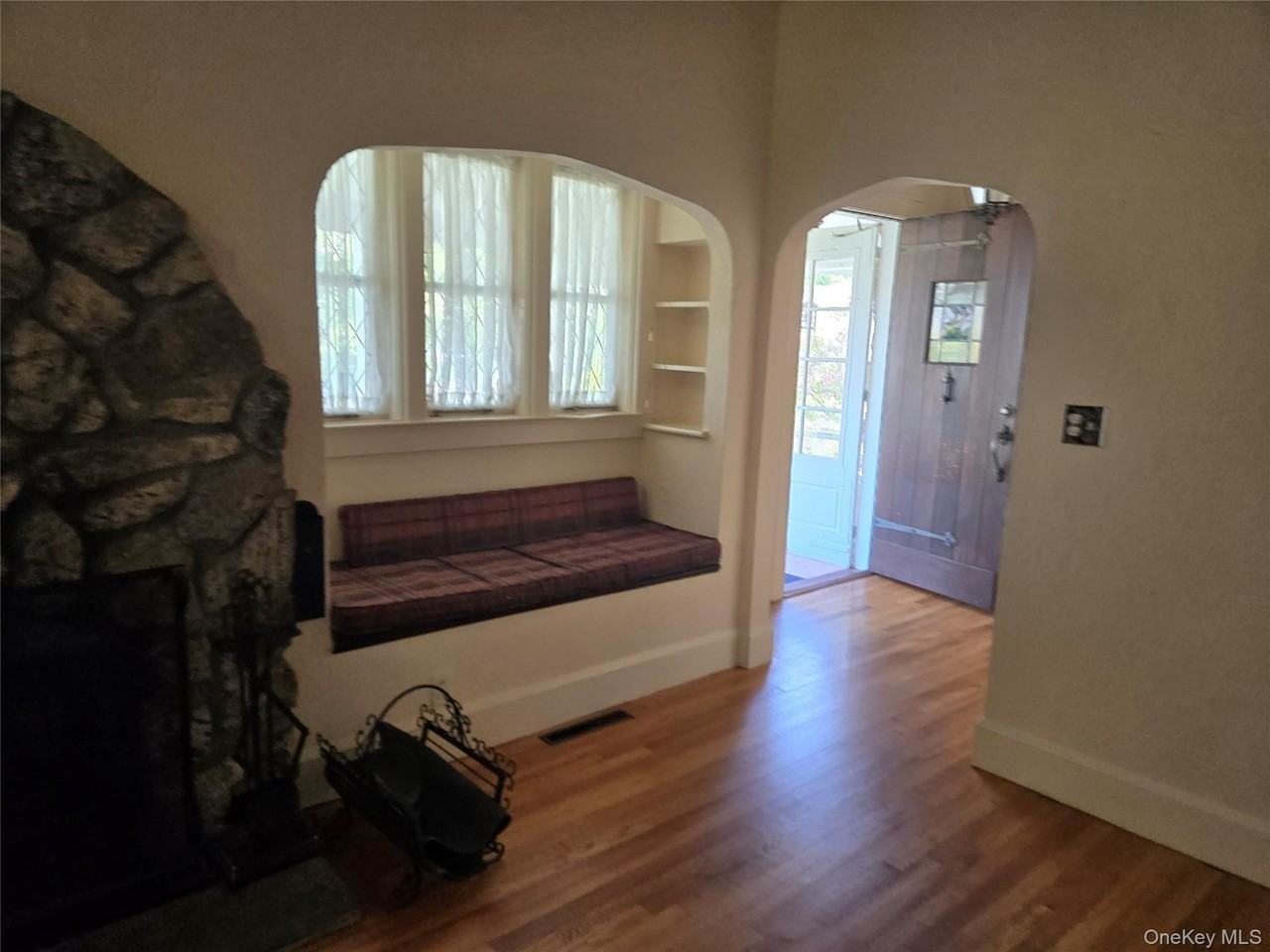 160 Glengariff Rd - Photo 5 of 13