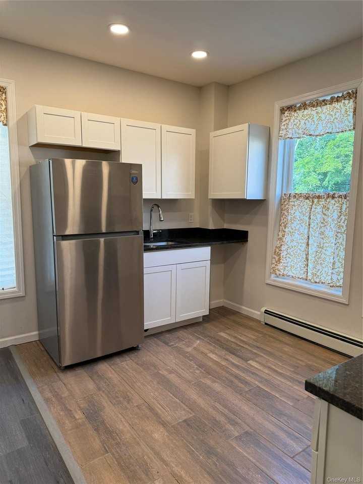 228 Mansion St - Photo 3 of 7