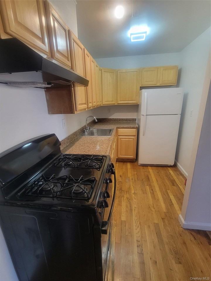 2407 Barker Ave - Photo 3 of 11