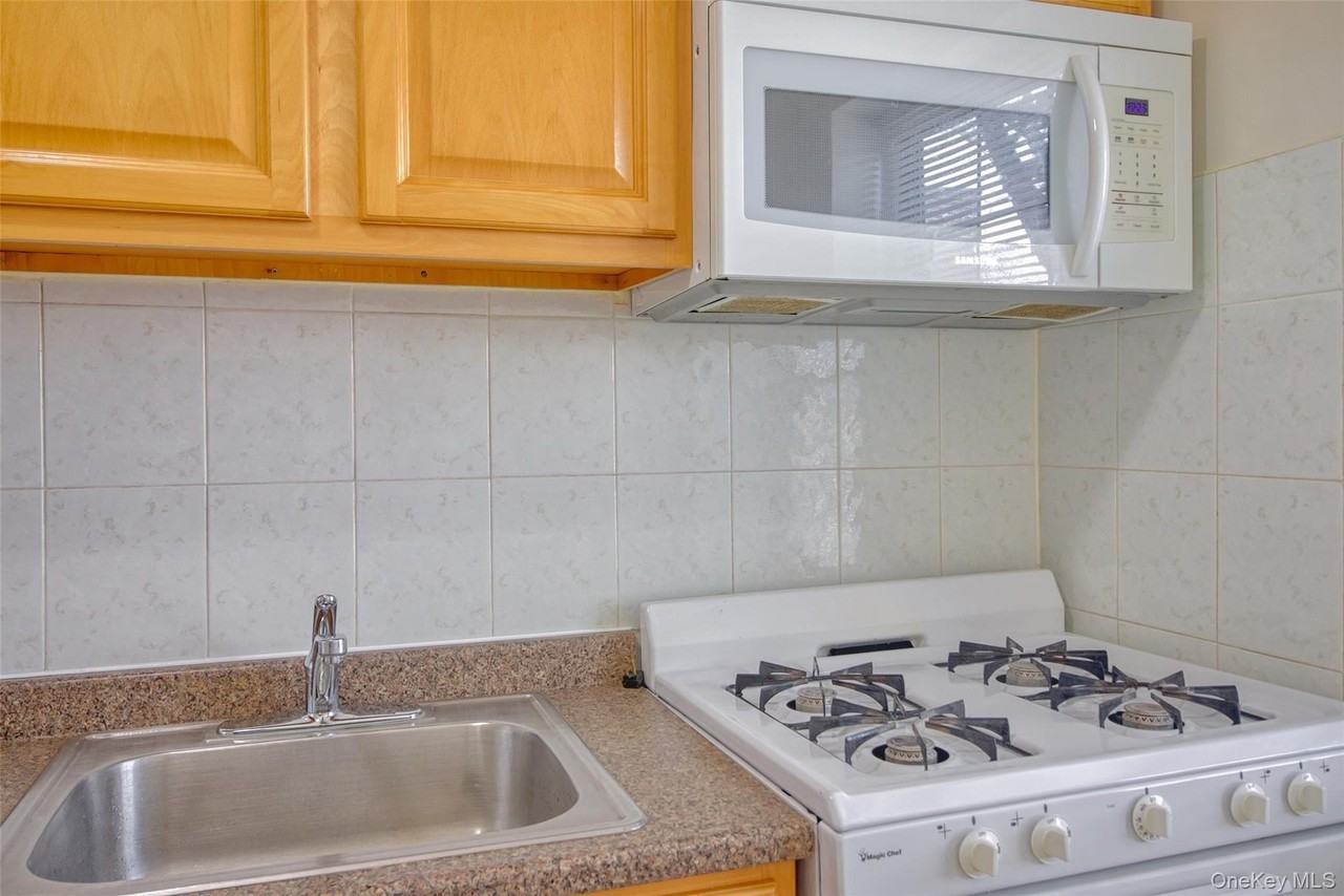 7835 147th St #2E - Photo 7 of 18