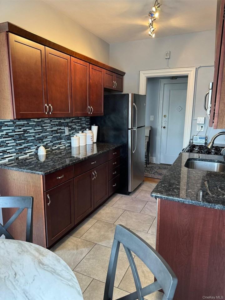 12 Hamilton Pl #D14 - Photo 3 of 12