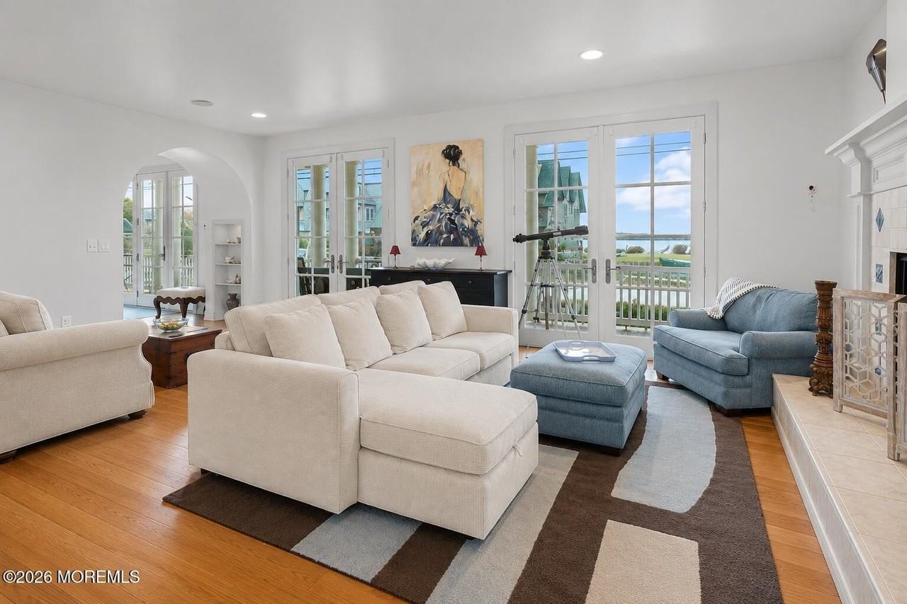 1043 Barnegat Ln - Photo 4 of 50