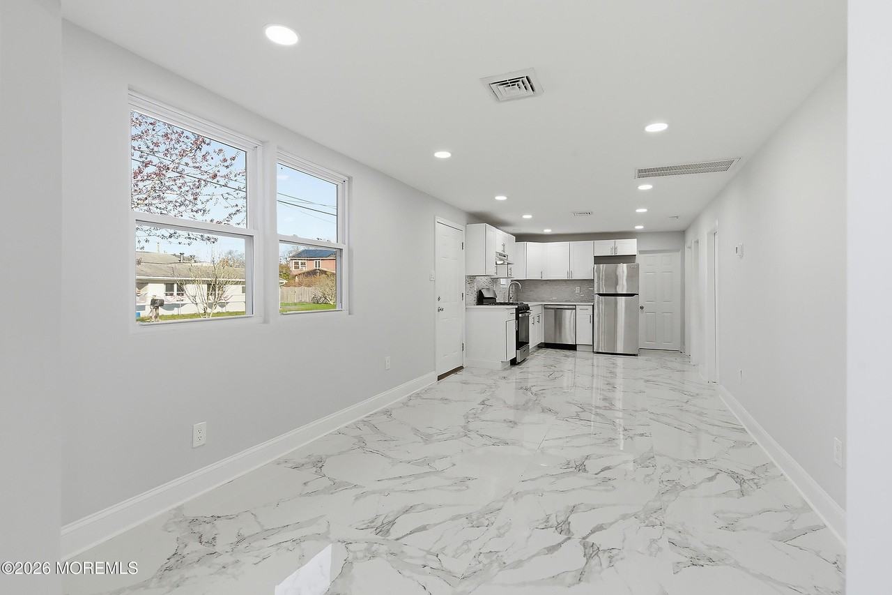 105 Floyd Ln - Photo 4 of 19