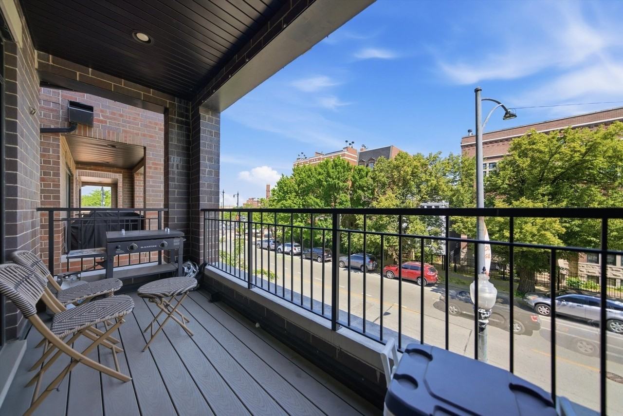 2341 W Roscoe St #2W - Photo 4 of 21
