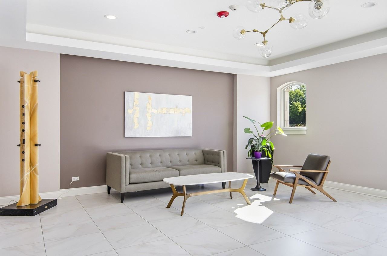 833 Laurel Ave #206 - Photo 2 of 13