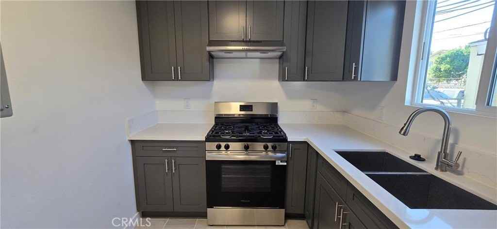 1428 E 54th St #2 - Photo 3 of 19