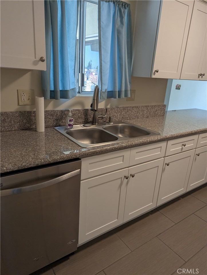 28101 Grosse Point Dr - Photo 6 of 8