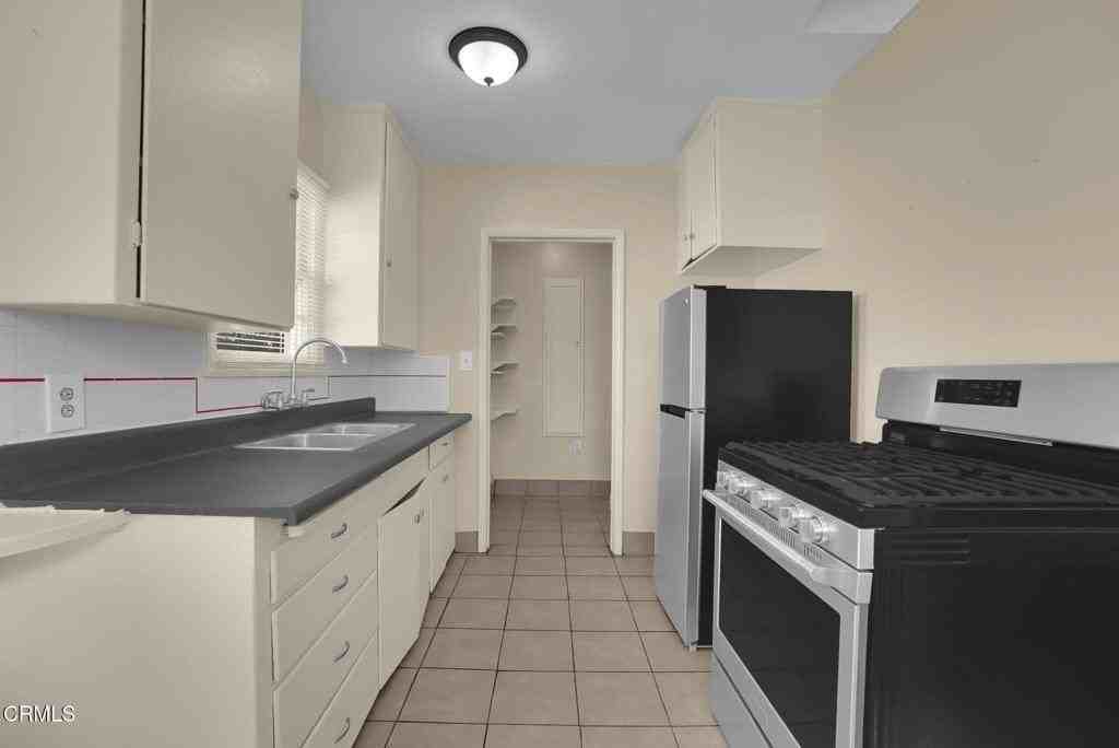 438 S Fremont Ave #A - Photo 4 of 18